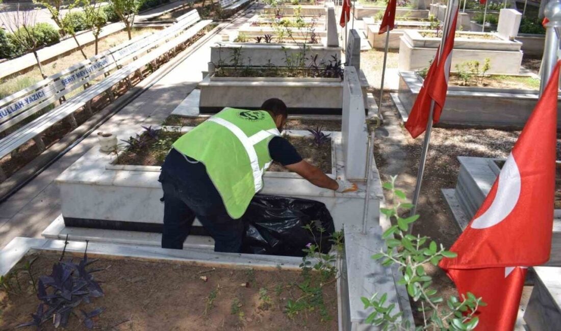 Hatay Büyükşehir Belediyesi, mezarlıkların bakım ve temizliği için düzenli çalışmalar