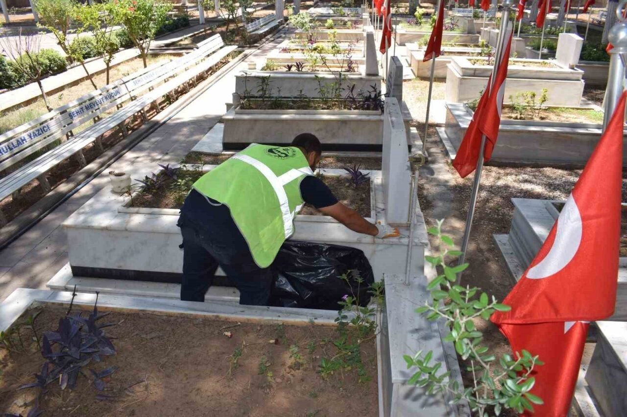 Hatay Büyükşehir Belediyesi, mezarlıkların bakım ve temizliği için düzenli çalışmalar