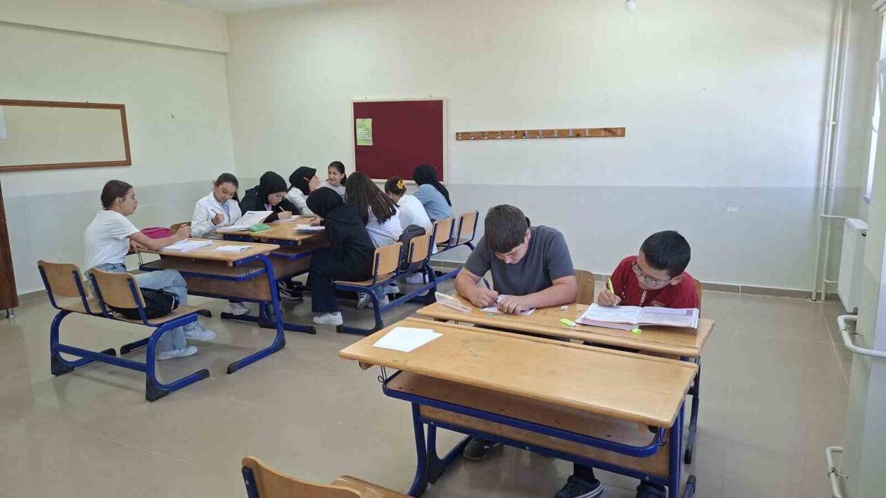 Hisarcık Anadolu İmam Hatip Lisesi'nde Yaz Akran Öğrenme Kampı başladı.