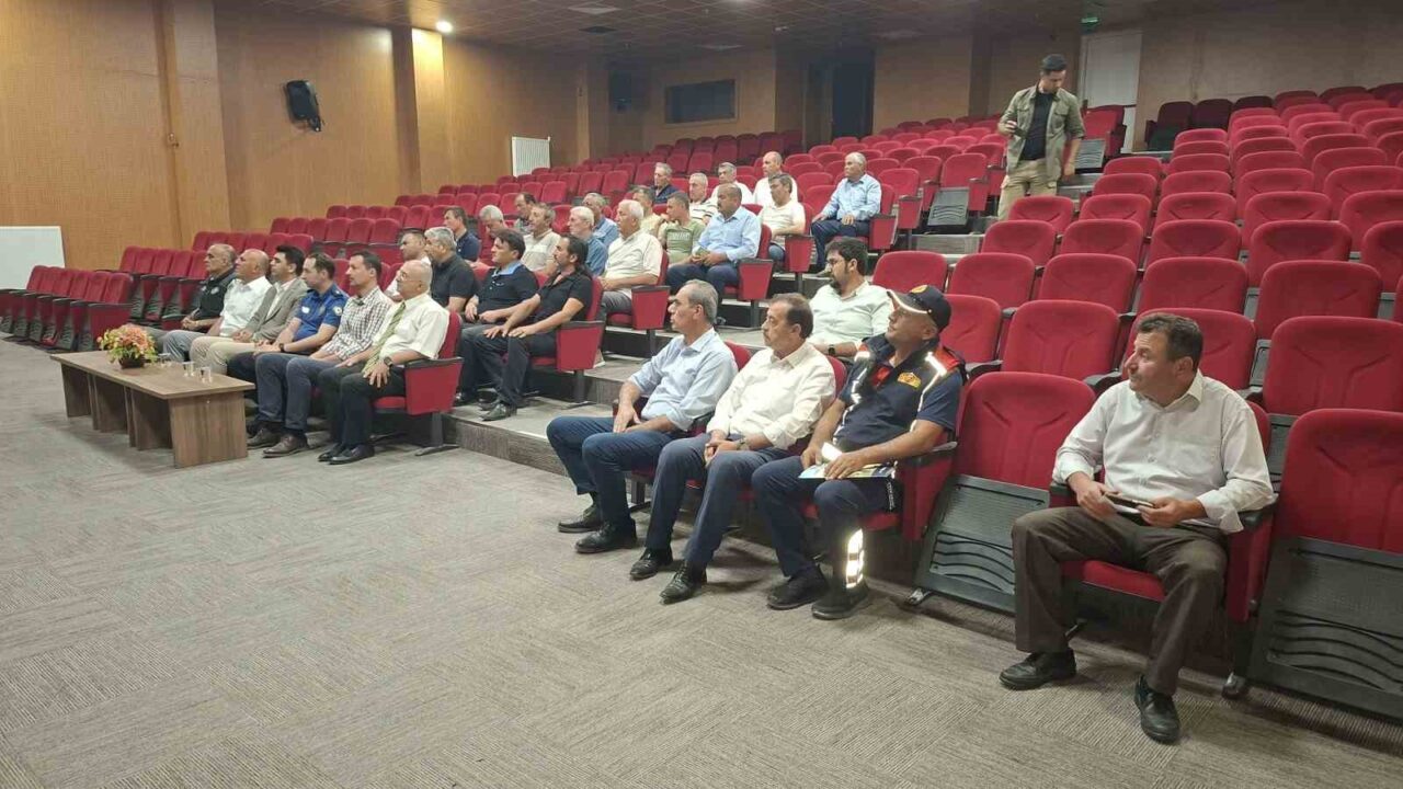Kütahya'nın Hisarcık ilçesinde kamu ve muhtarlar için yangın eğitimi düzenlendi.