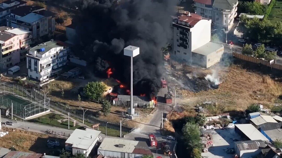 Kocaeli'nin Darıca ilçesinde bir hurda deposunda başlayan yangın, yanındaki plastik