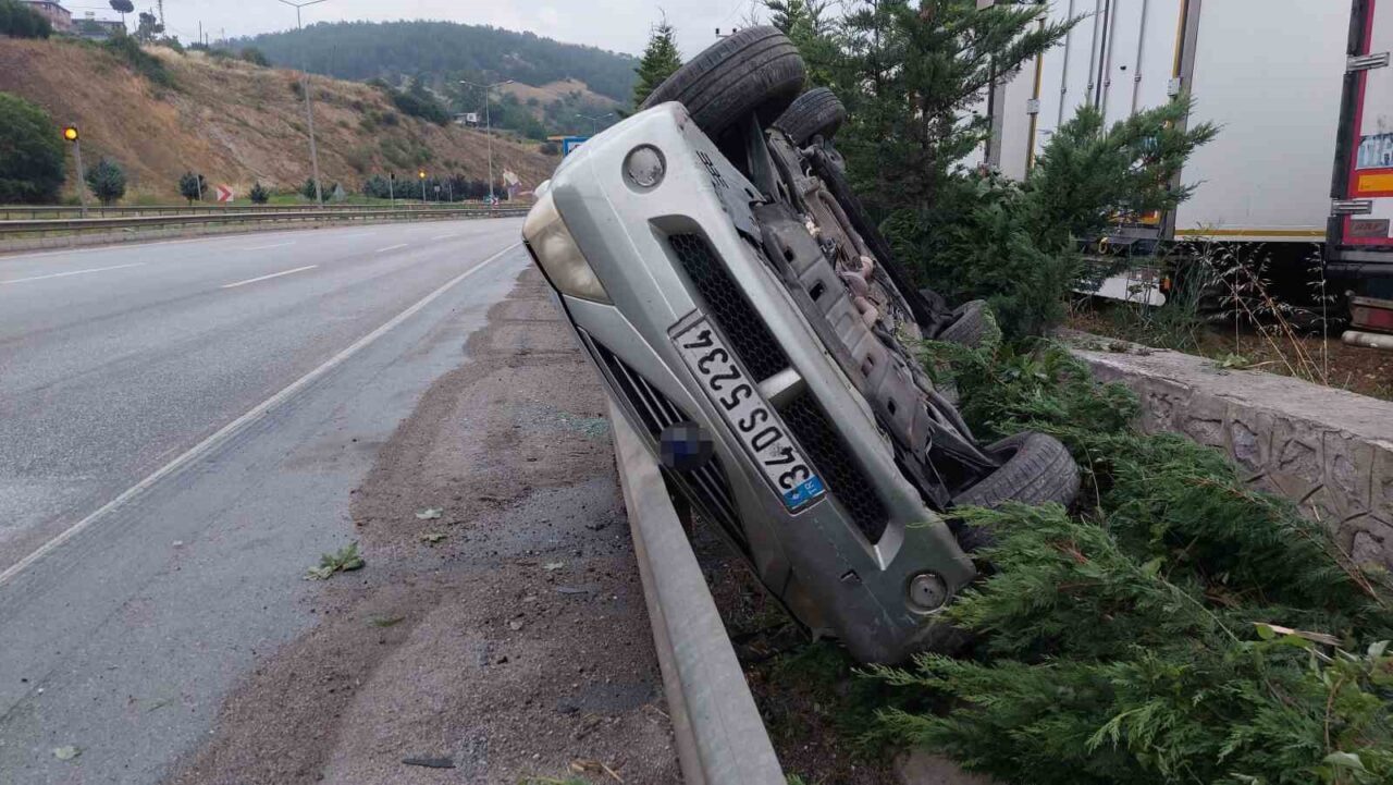 Samsun'un Atakum ilçesinde, Arslan Arık yönetimindeki otomobil bariyerlere çarpıp devrildi.