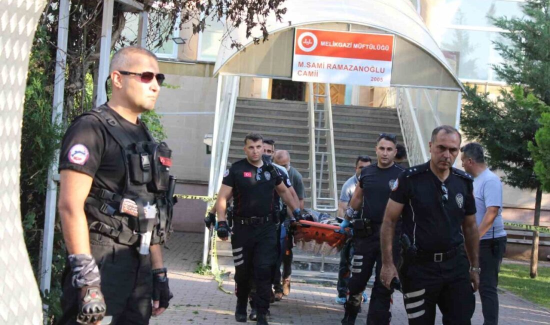 Kayseri'nin Melikgazi ilçesinde Y.Ş. (32), husumetli olduğu Ş.T. (63)'yi camide