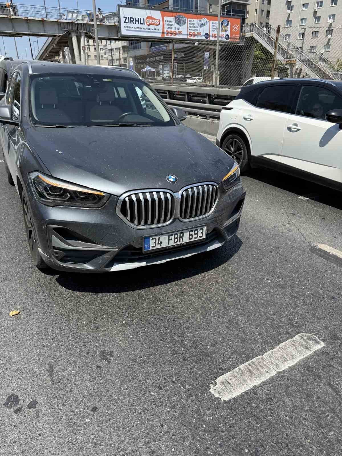 İstanbul Avcılar E5 karayolunda, İBB'ye ait kamyonetten düşen çöp torbası