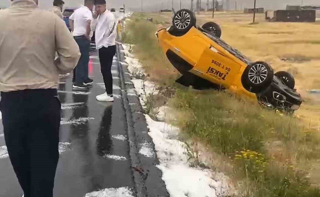 Iğdır ve Doğubayazıt arasında dolu yağışı nedeniyle meydana gelen trafik
