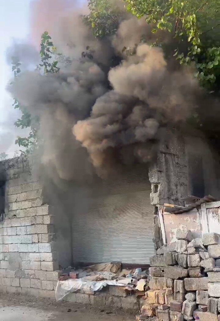 Adıyaman'ın Bahçelievler Mahallesi'nde bir evde çıkan yangın, kısa sürede büyüyerek