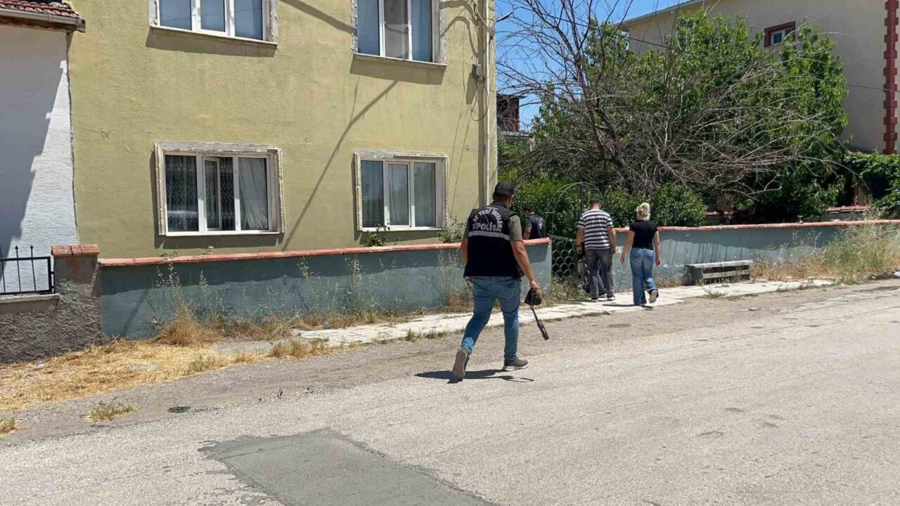 Eskişehir'in Emek Mahallesi'nde 43 yaşındaki Z.Y., evinde yatağında ölü bulundu.