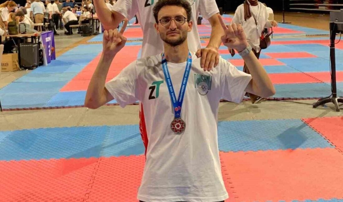 İzmir'de düzenlenen Türkiye Kick Boks Şampiyonası'nda Ömer Faruk Gacır, genç