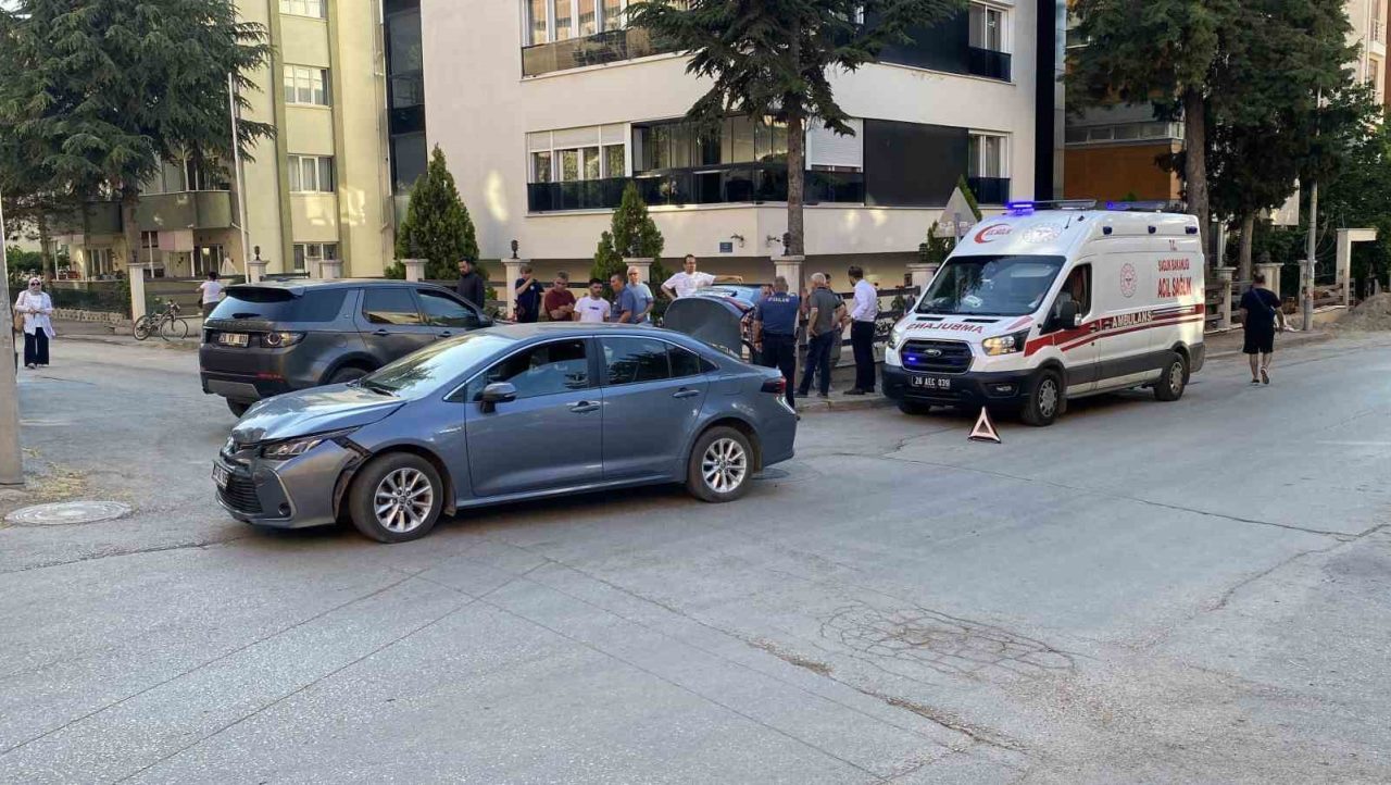 Eskişehir'de Akarbaşı Mahallesi'nde Ege ve Emeksiz Sokakları'nda iki otomobilin çarpışması