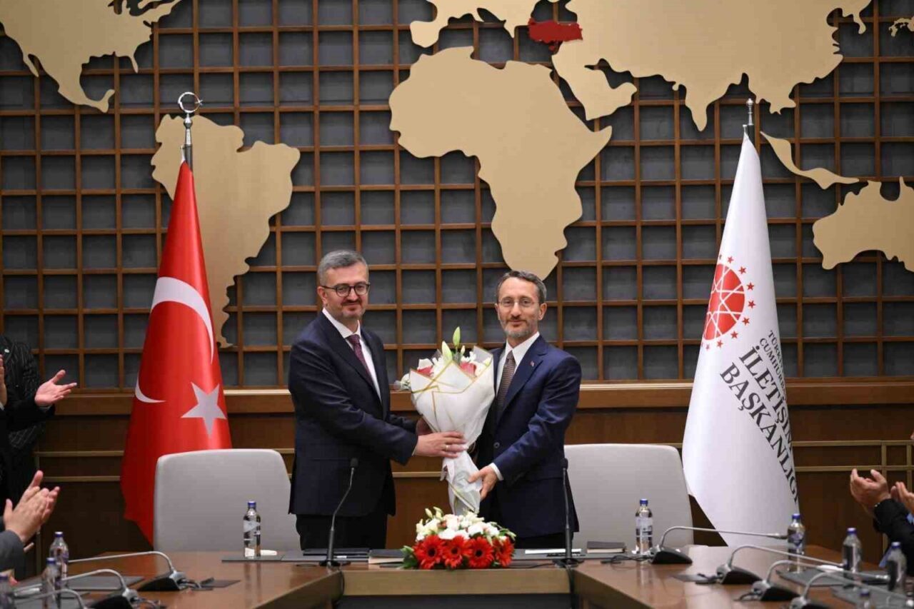 Cumhurbaşkanı Erdoğan'ın kararıyla, İletişim Başkanlığı Fahrettin Altun'dan Burhanettin Duran'a geçti.