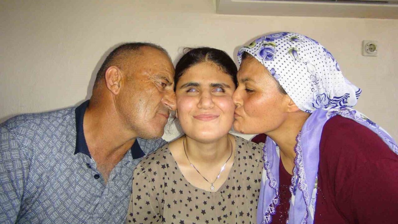 Mersin'in Silifke ilçesinde, doğuştan görme engelli Nazalin Selvi, üniversite sınavında