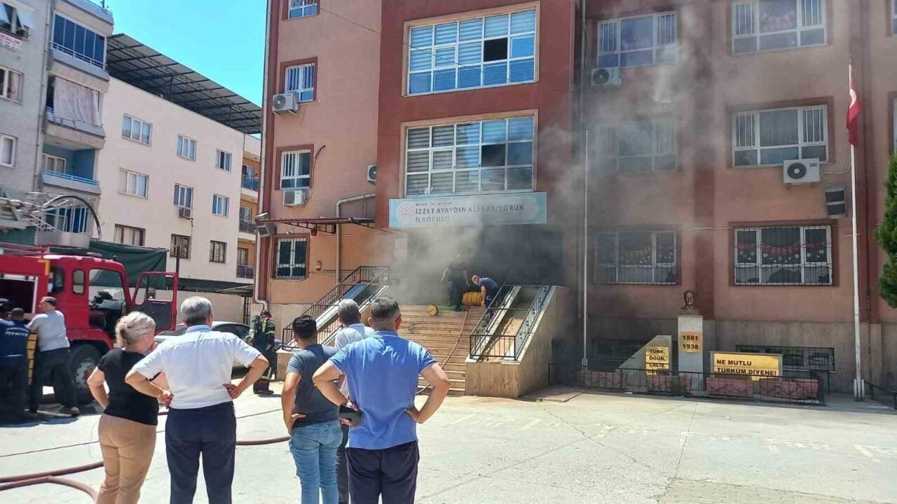 Aydın'ın İncirliova ilçesindeki İzzet Ayaydın İlkokulu'nda zemin katta çıkan yangın,