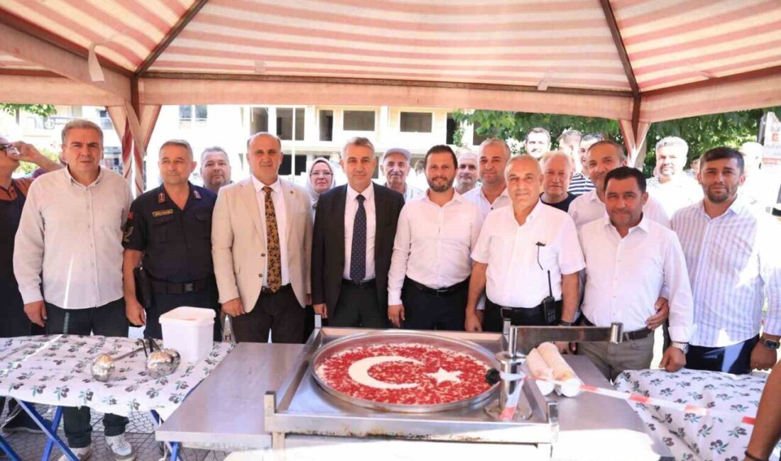 İncirliova Belediyesi, geleneksel Aşure hayrını Cumhuriyet Meydanı'nda gerçekleştirdi. Etkinliğe Başkan