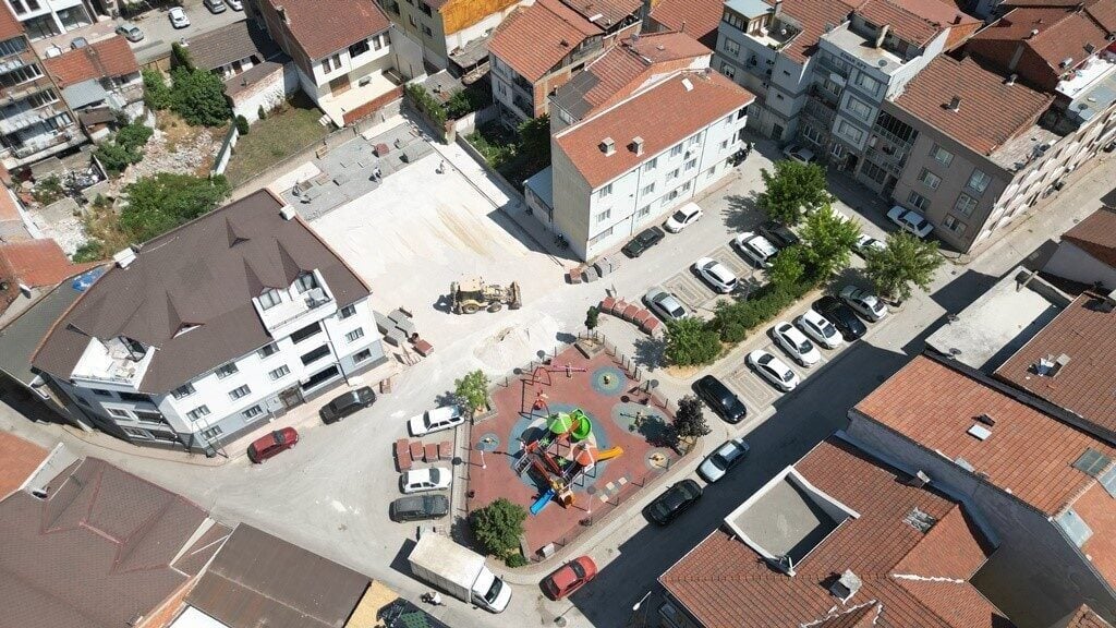 İnegöl Belediyesi, Hamidiye Mahallesi Kavak Sokak'ta ücretsiz 21 araçlık otopark