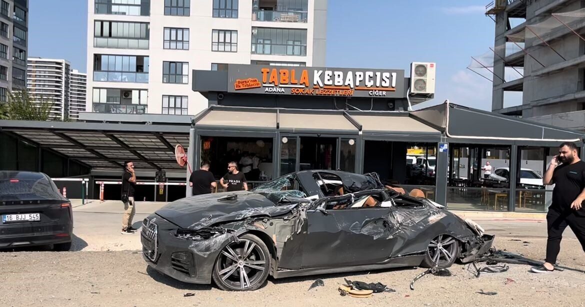 Bursa'nın Nilüfer ilçesinde, bir inşaat sahasındaki vinç devrildi. Kabininde mahsur