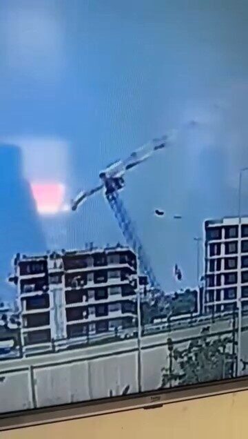 Bursa'nın Nilüfer ilçesinde bir inşaat sahasında devrilen vinç, güvenlik kameralarına
