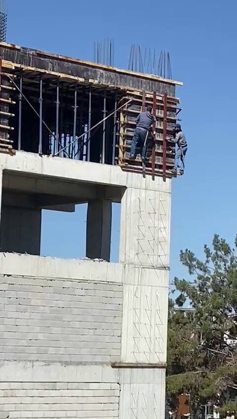 Adıyaman'da iki inşaat işçisinin yüksek katlarda güvenlik önlemleri olmadan çalışması