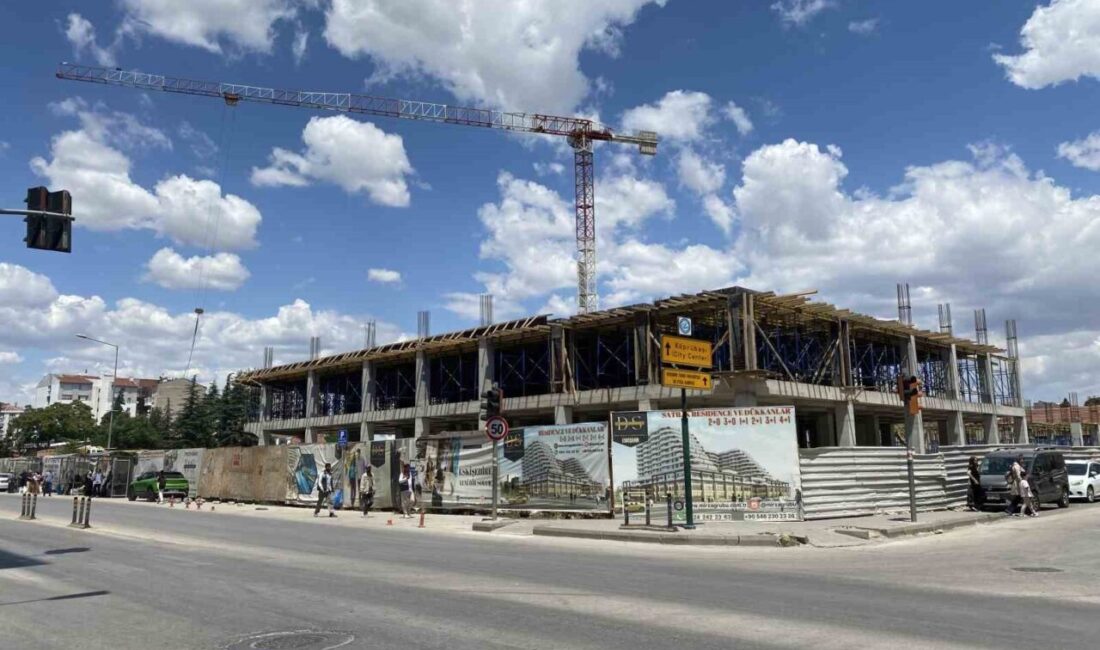Eskişehir'deki eski otogar alanında inşaatta çalışan 35 yaşındaki İ.B., iskeleden