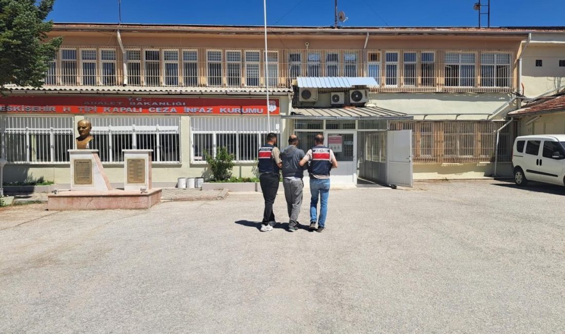 Interpol'ün kırmızı bültenle aradığı yabancı terör örgütü üyesi, Eskişehir'de jandarma