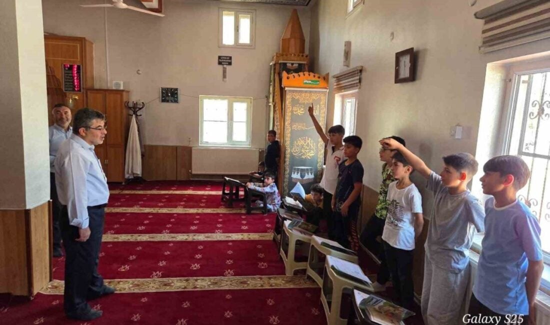İpekyolu İlçe Müftüsü Fatih Tavlaşoğlu, yaz Kur’an kurslarını ziyaret ederek