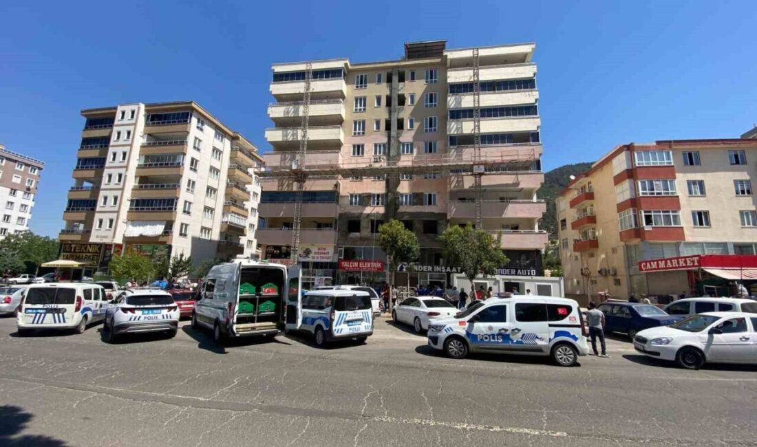 Kahramanmaraş'ta orta hasarlı bir binanın dış cephe tadilatı sırasında, 4.
