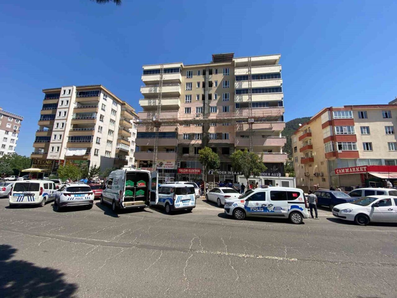 Kahramanmaraş'ta orta hasarlı bir binanın dış cephe tadilatı sırasında, 4.
