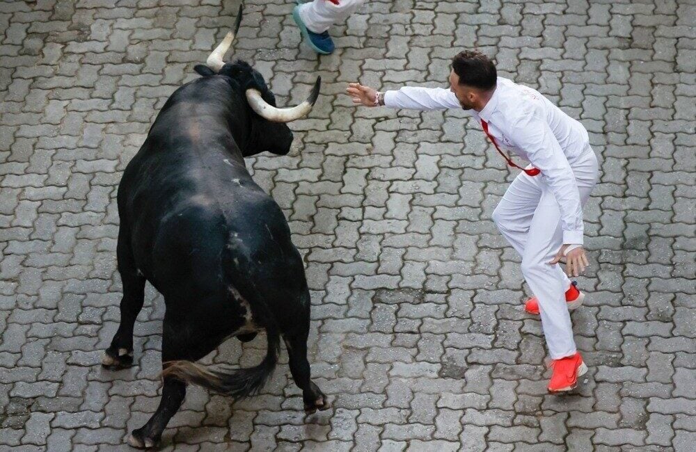 İspanya'nın Pamplona şehrindeki San Fermin festivalinde düzenlenen boğa koşularında, bir
