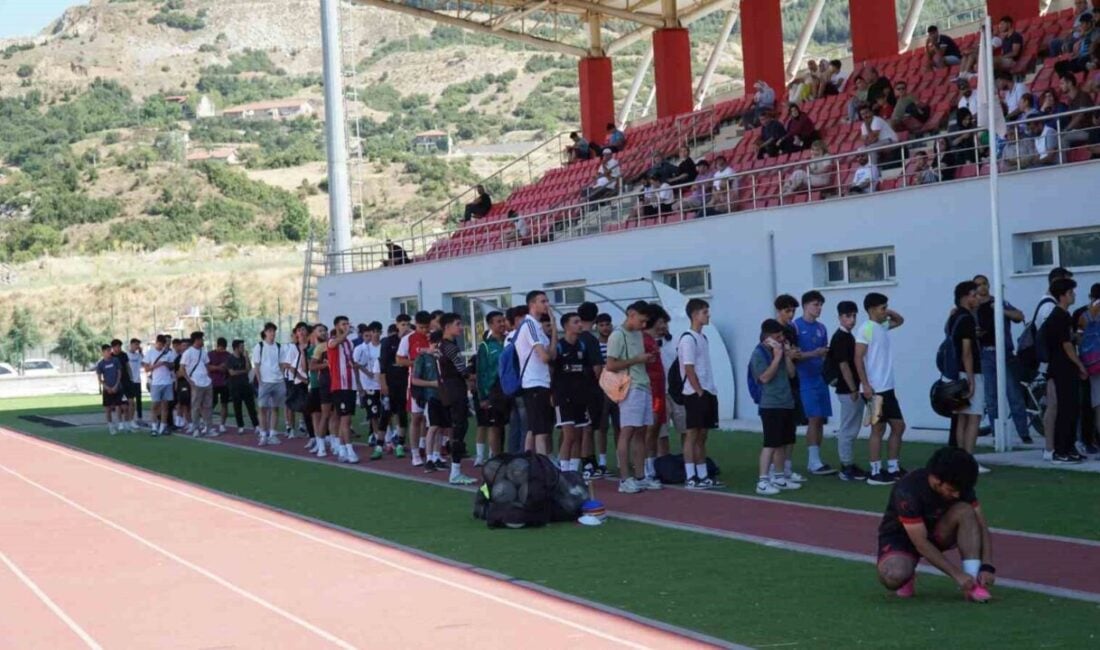Isparta32spor, geleceğin futbolcularını belirlemek için düzenlediği seçmelerde 300'den fazla genç