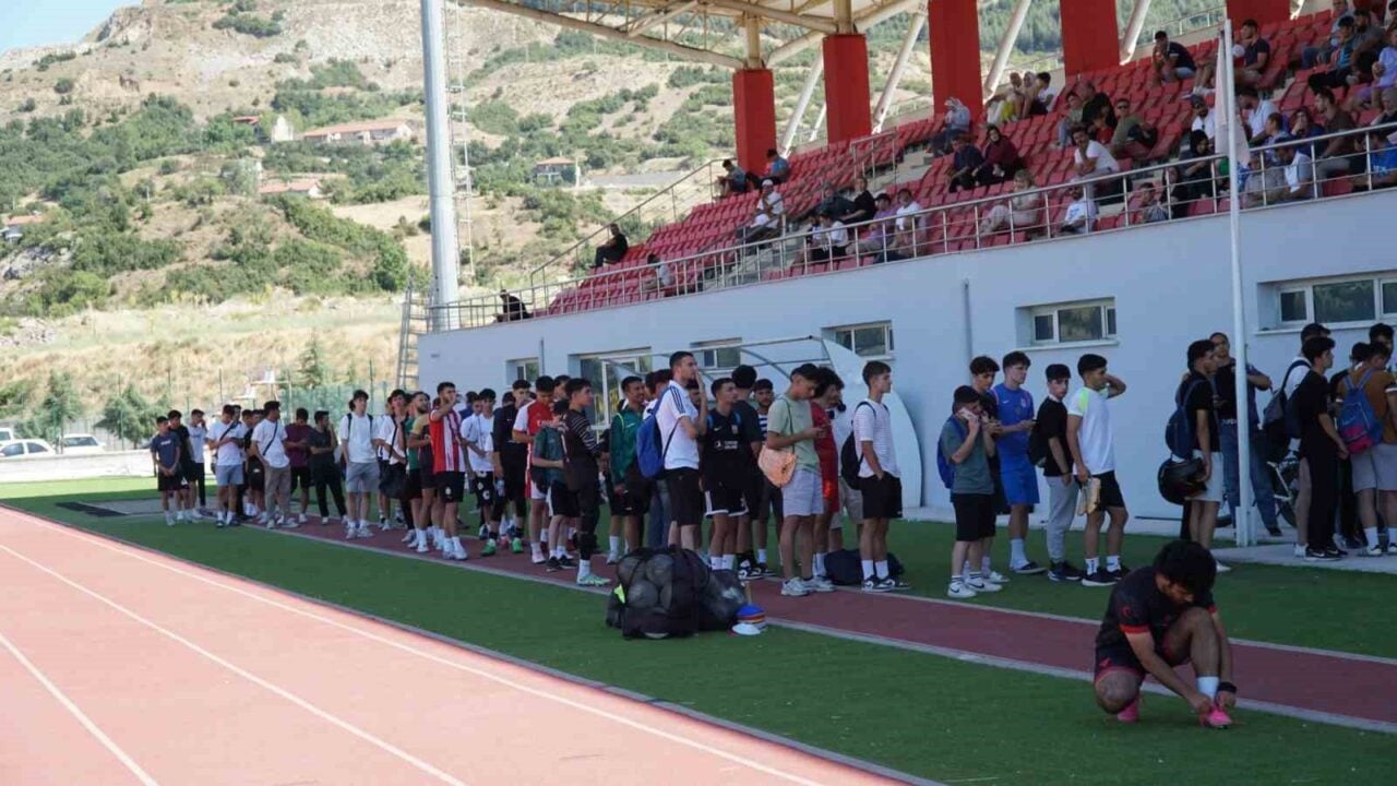 Isparta32spor, geleceğin futbolcularını belirlemek için düzenlediği seçmelerde 300'den fazla genç