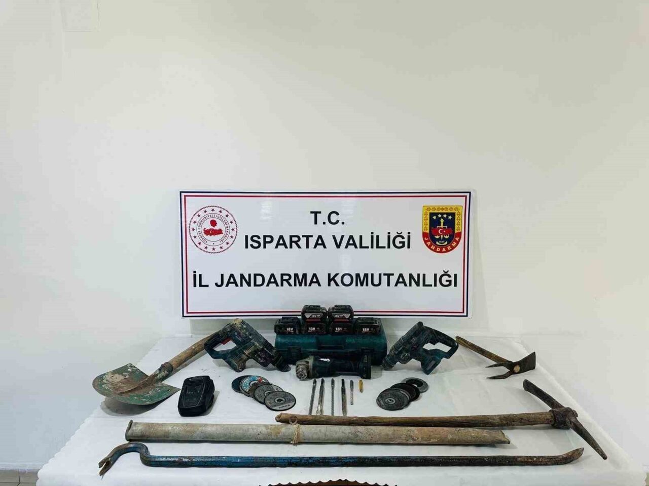 Isparta'nın Eğirdir ilçesinde izinsiz kazı yapan M.Ç., K.A., H.Ç. ve