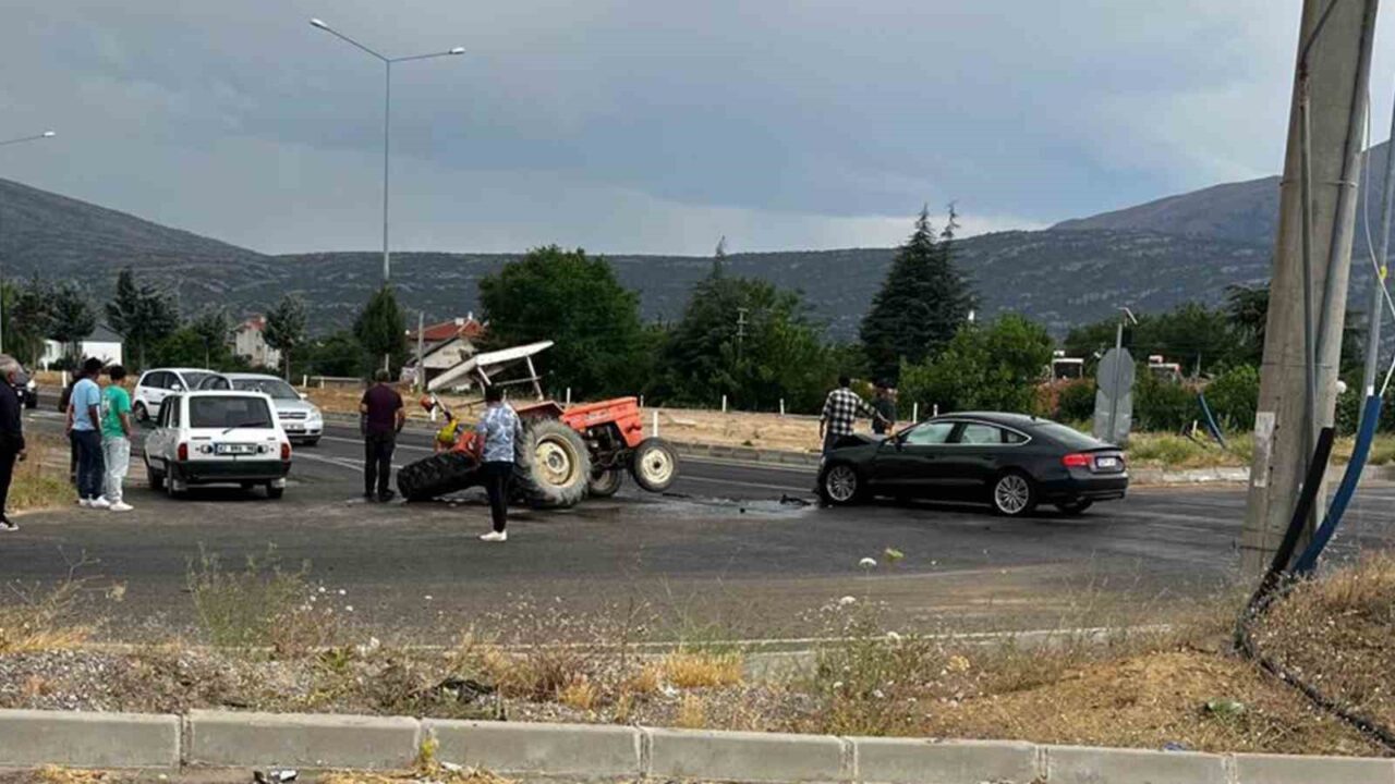 Isparta'nın Şarkikaraağaç ilçesinde otomobil ve traktörün çarpışması sonucu iki kişi,