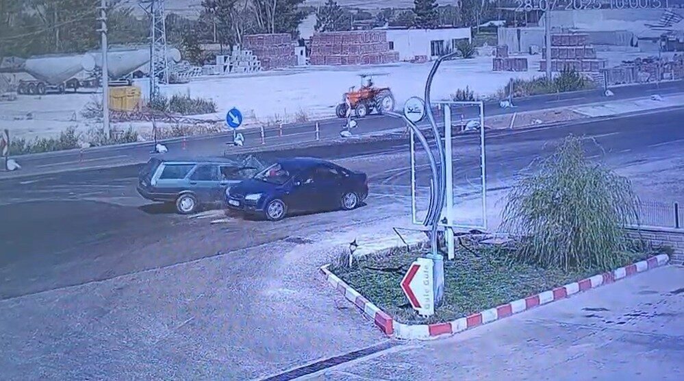 Isparta'nın Şarkikaraağaç ilçesinde meydana gelen trafik kazasında 1'i ağır 8