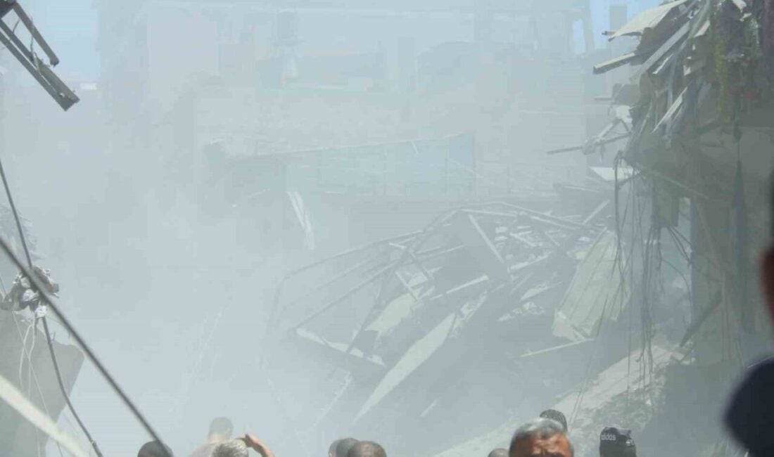 İsrail, Gazze'nin El-Zaviye Çarşısı'ndaki Avad ailesine ait binayı bombalayarak yıktı.