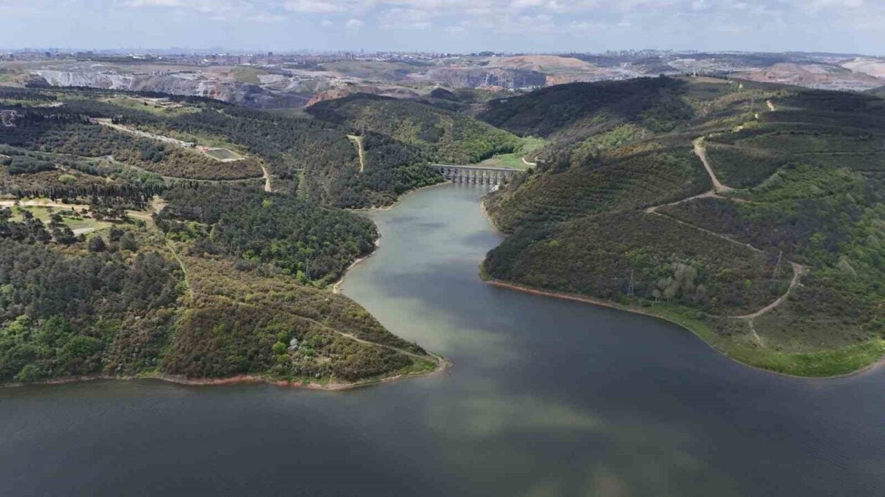 İstanbul'daki barajların doluluk oranı, sıcak hava etkisiyle yüzde 62.56'ya düştü.