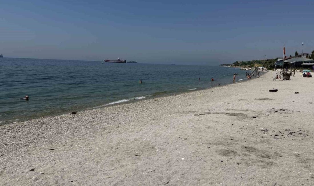 Beylikdüzü'ndeki ücretsiz plajda, tuvalet ve soyunma kabini eksikliği vatandaşları rahatsız