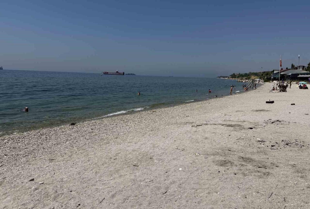 Beylikdüzü'ndeki ücretsiz plajda, tuvalet ve soyunma kabini eksikliği vatandaşları rahatsız