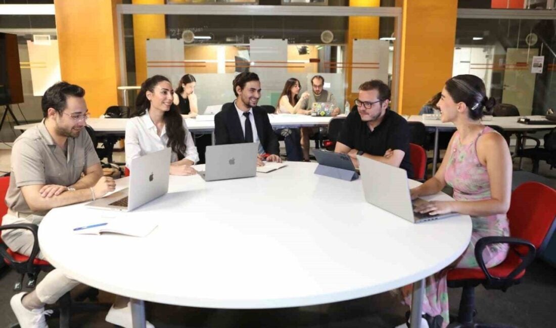 İzmir Ekonomi Üniversitesi, 2025-2026 akademik yılı itibarıyla 27 yüksek lisans