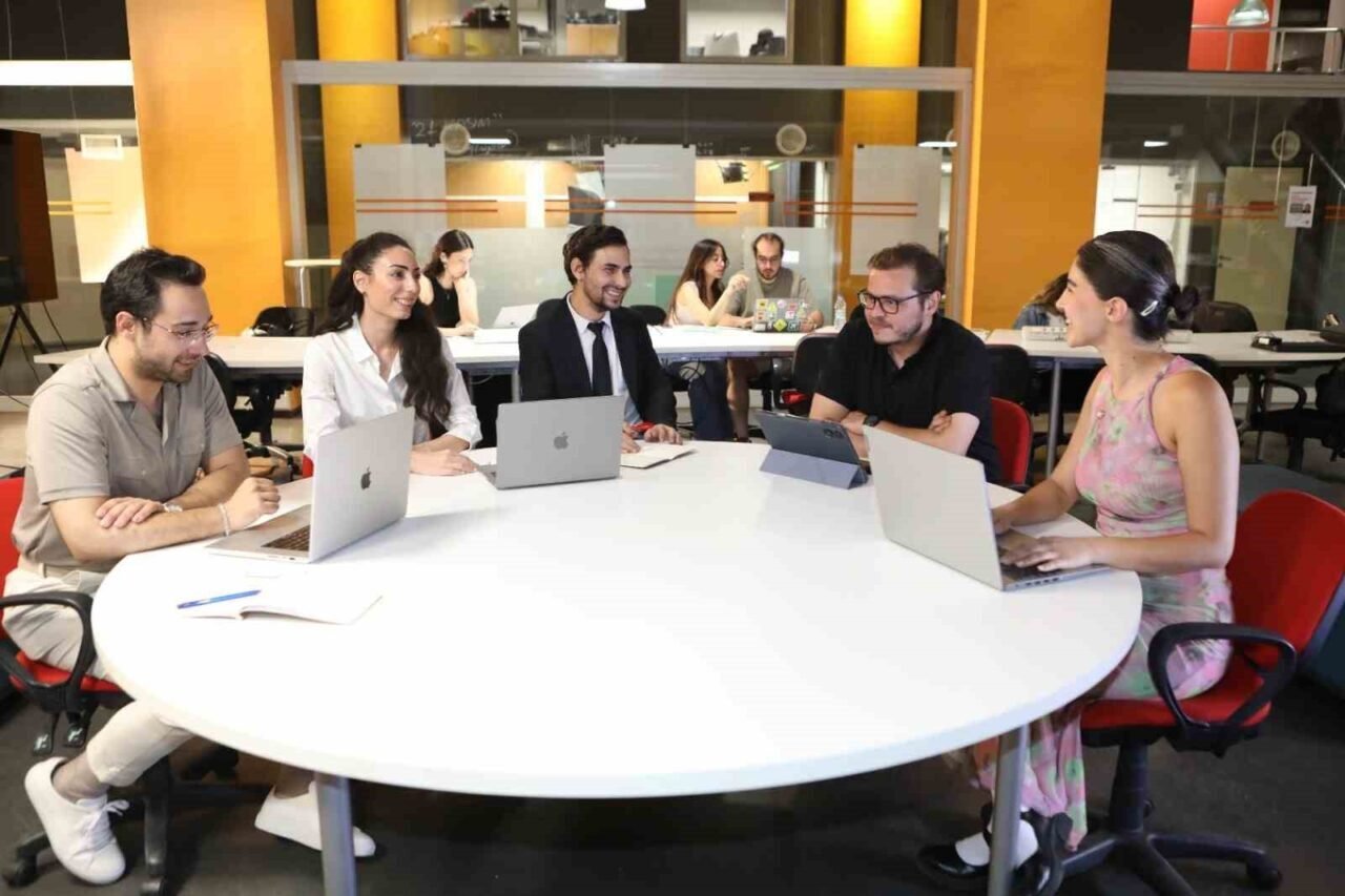 İzmir Ekonomi Üniversitesi, 2025-2026 akademik yılı itibarıyla 27 yüksek lisans