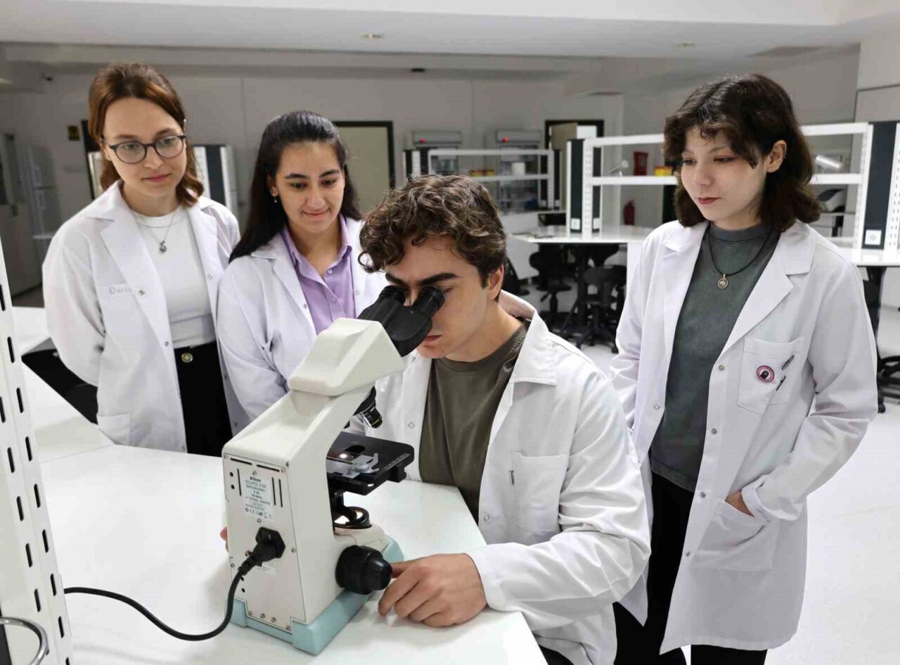 İzmir Ekonomi Üniversitesi Genetik ve Biyomühendislik Bölümü'nden mezun Ece Beril