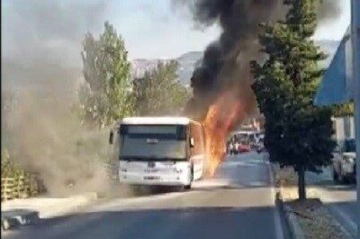 İzmir'in Bornova ilçesinde, 566 numaralı ESHOT otobüsü aniden alev aldı.