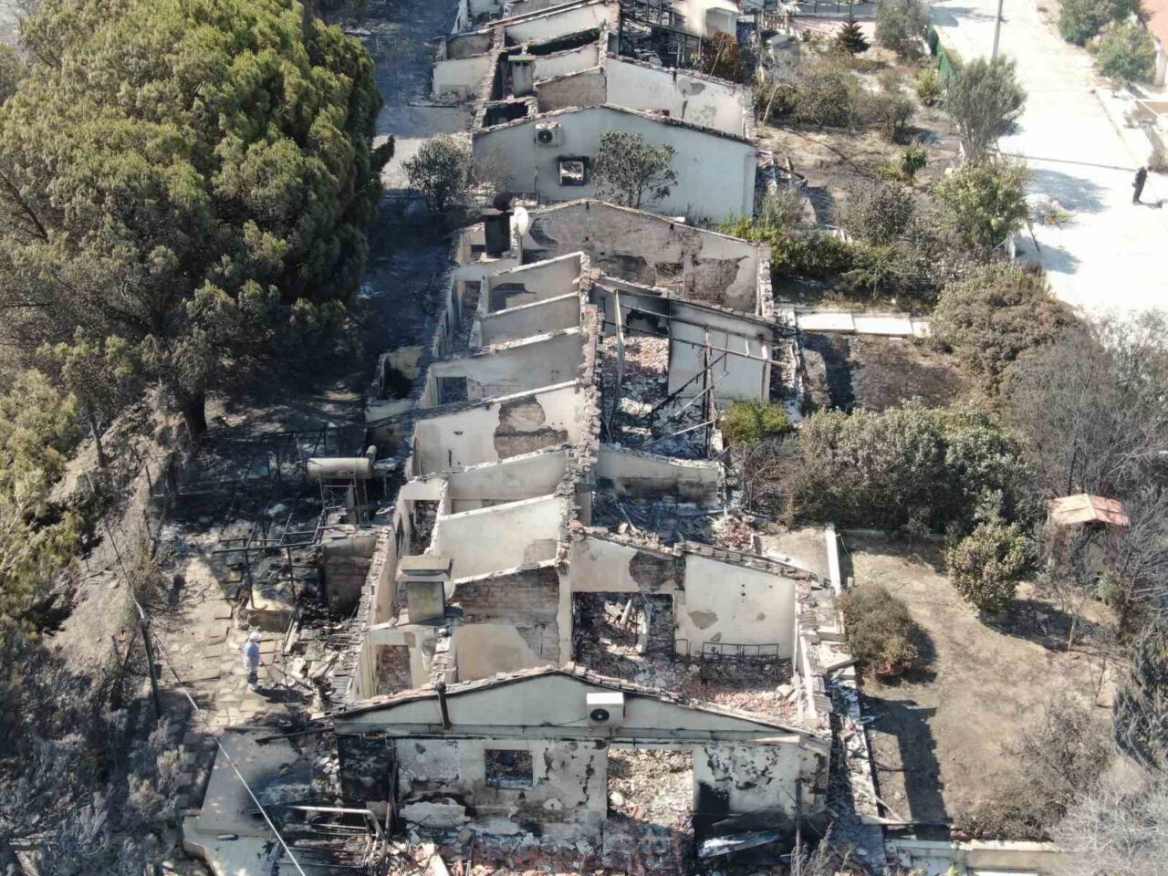İzmir'de Menderes ve Seferihisar arasında çıkan orman yangını, rüzgarın etkisiyle