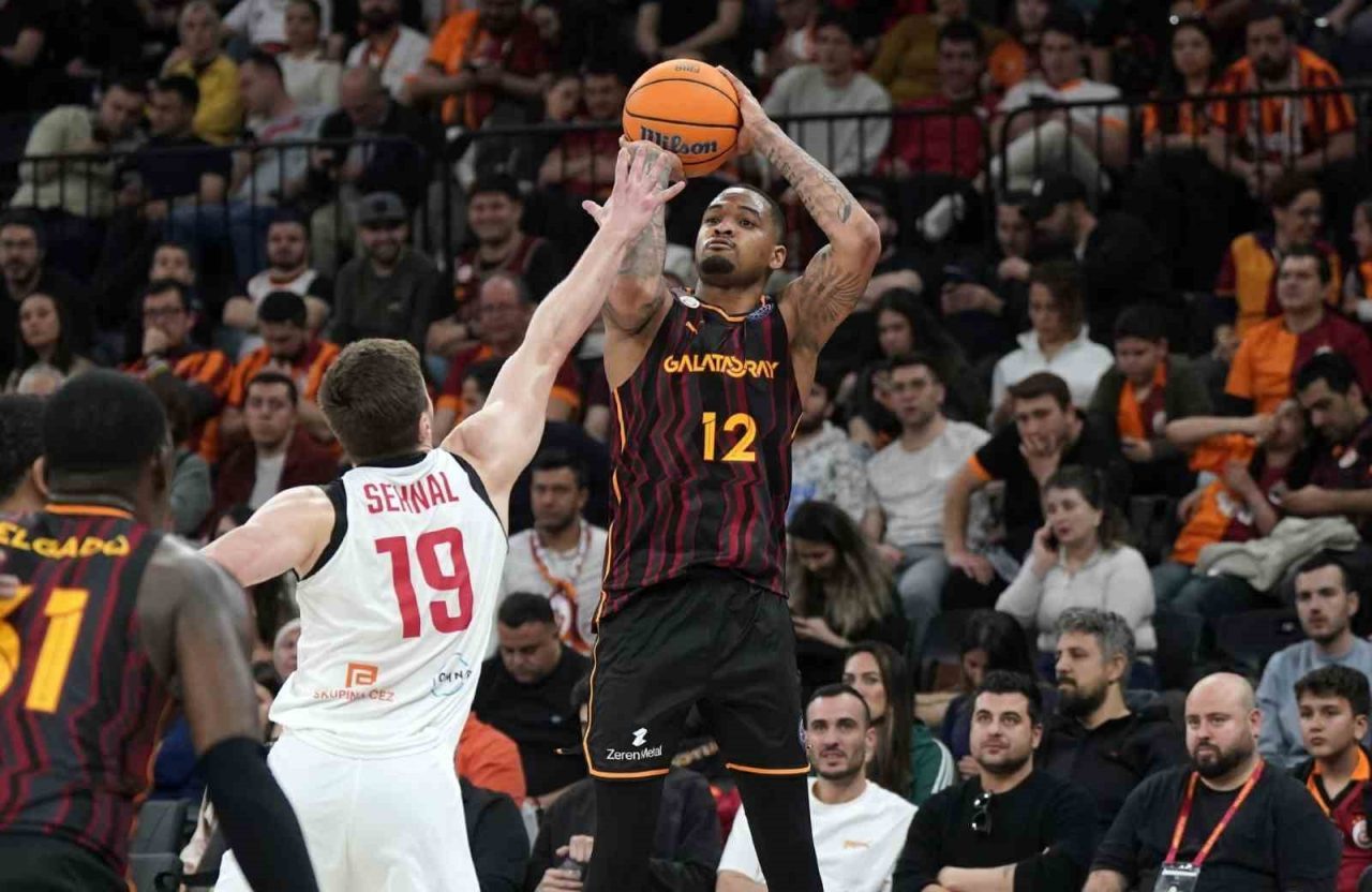 Galatasaray Erkek Basketbol Takımı, geçtiğimiz sezon başarılı performans sergileyen James