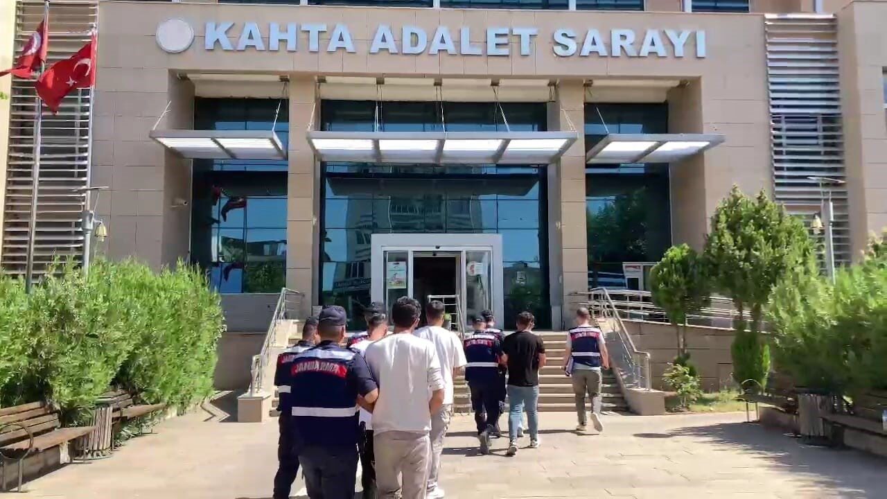 Adıyaman'da jandarma, uyuşturucu satıcılarına yönelik operasyonda 6 kişiyi gözaltına aldı.