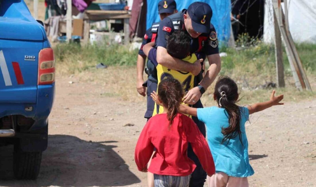 Yozgat'ın Yerköy ilçesinde, Jandarma ekipleri mevsimlik tarım işçilerinin çocuklarına sürpriz