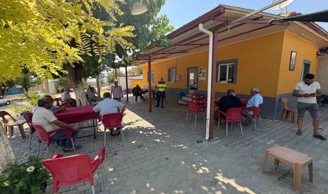 Manisa'nın Sarıgöl ilçesinde Jandarma, Özpınar Mahallesi'nde düzenlenen seminerde, traktör ve