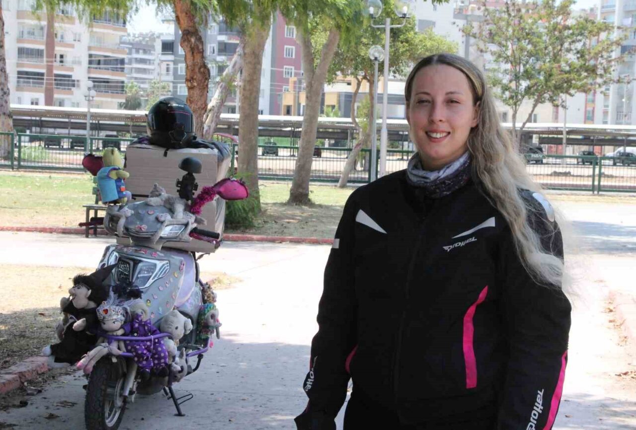 Mersin’de 25 yaşındaki Bilgehan Aydoğdu, motosikletini peluş oyuncaklarla süsleyerek trafikte