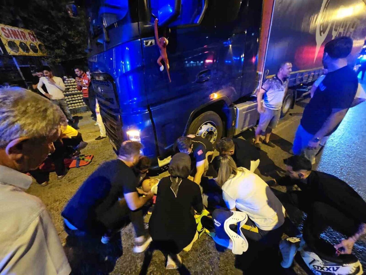 Bursa'nın Orhangazi ilçesinde, Furkan İlmen'in kullandığı motosiklet, park halindeki tıra