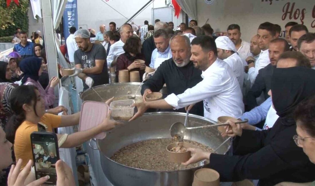 Kağıthane Belediyesi, ilçe meydanında düzenlediği geleneksel aşure etkinliğiyle 20 binden