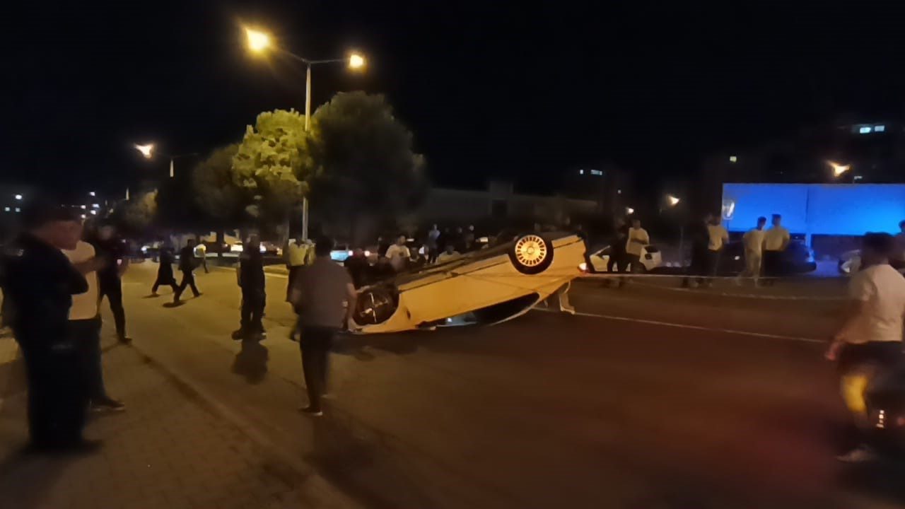 Kahramanmaraş'ta A.D. yönetimindeki otomobil, hafif ticari araca çarparak takla attı.