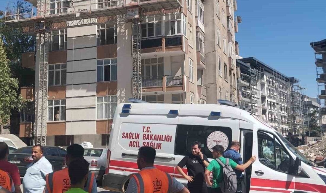 Kahramanmaraş'ın Dulkadiroğlu ilçesinde inşaat halindeki bir binadan düşen molozlar, yoldan